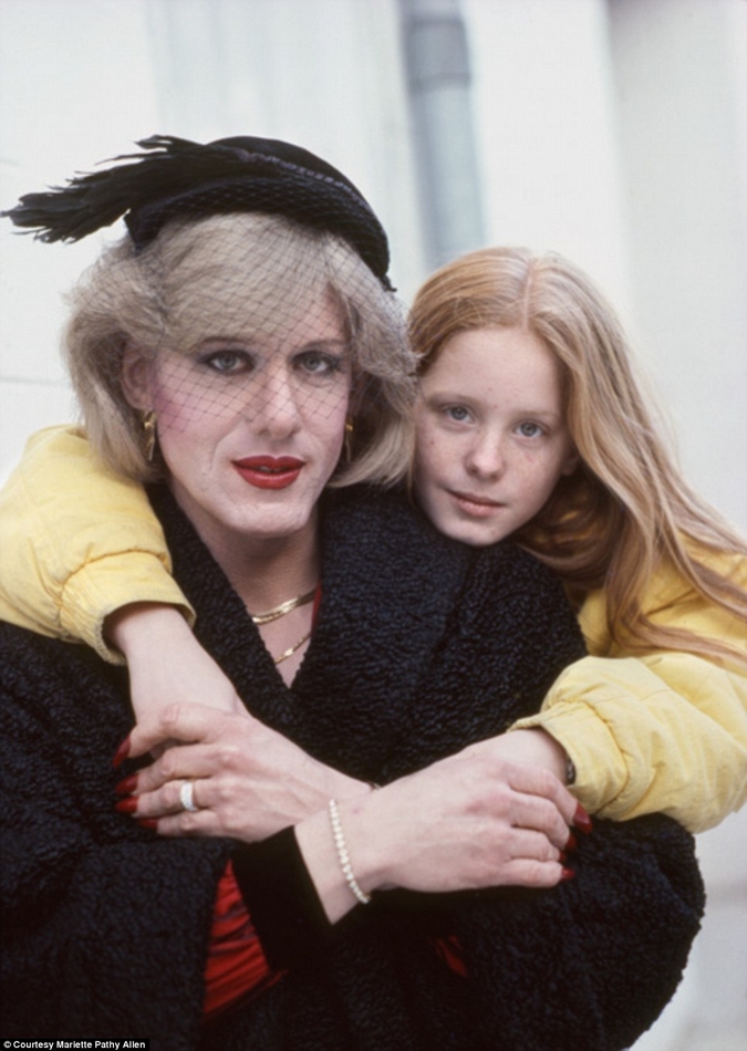 El padre se finjó como Paula y estaba con su hija Rachel. El padre se finjó como Paula y estaba con su hija Rachel.