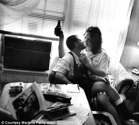 El matrimonio transexual Max y Cori se abrazaron. El matrimonio transexual Max y Cori se abrazaron.