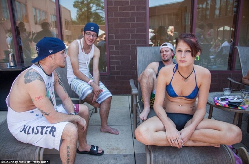 Tres jóvenes transexuales y una transexual de 17 años Tres jóvenes transexuales y una transexual de 17 años