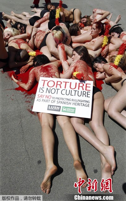 Activistas protestan semidesnudas en contra de las corridas de toros en Barcelona 1