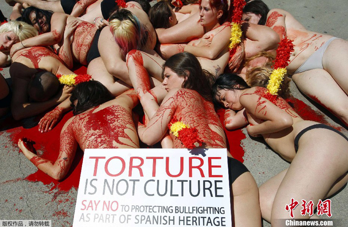 Activistas protestan semidesnudas en contra de las corridas de toros en Barcelona 3