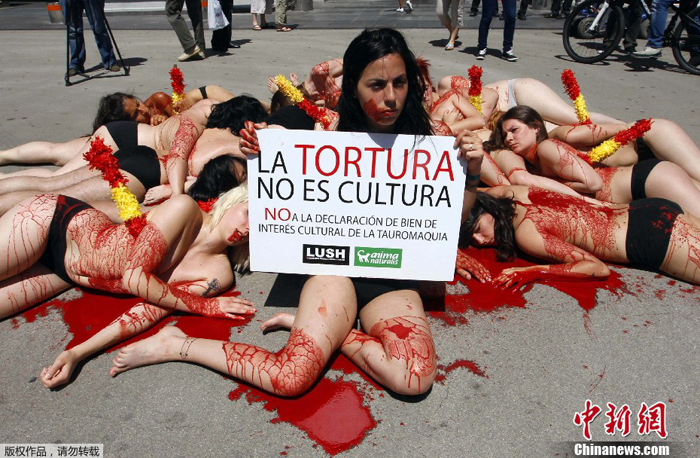 Activistas protestan semidesnudas en contra de las corridas de toros en Barcelona 4