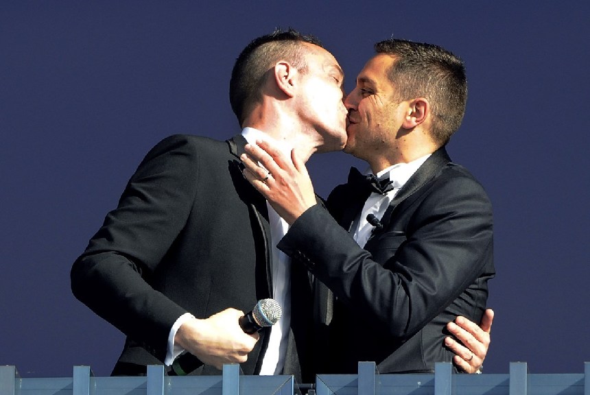 Entre amor y fiesta, Bruno y Vicent se dan el sí en la primera boda homosexual de Francia