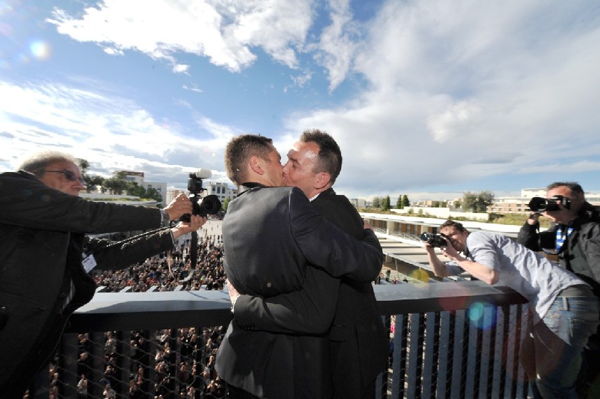 Entre amor y fiesta, Bruno y Vicent se dan el sí en la primera boda homosexual de Francia
