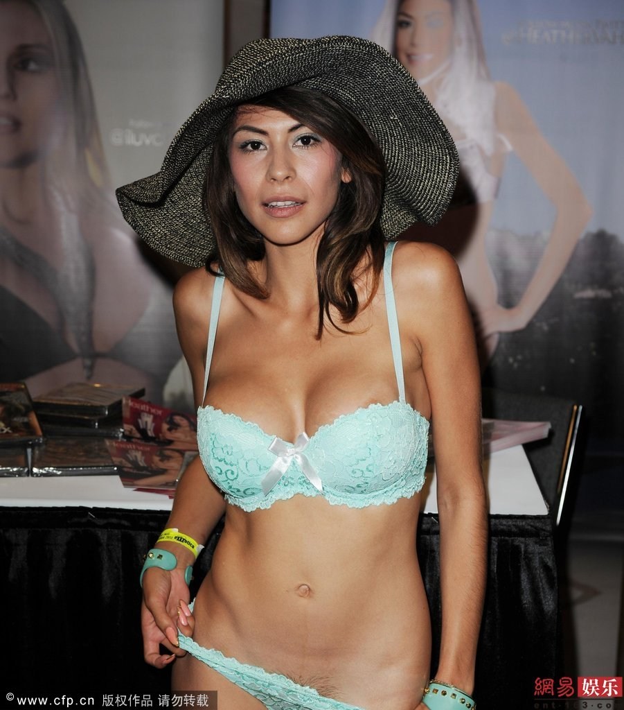 Las estrellas pornas se reunen en la Feria Exxxotica Expo 2013 con ropa interior atractiva