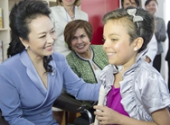 La primera dama china Peng Liyuan visita el Hospital Nacional para Niños de Costa Rica
