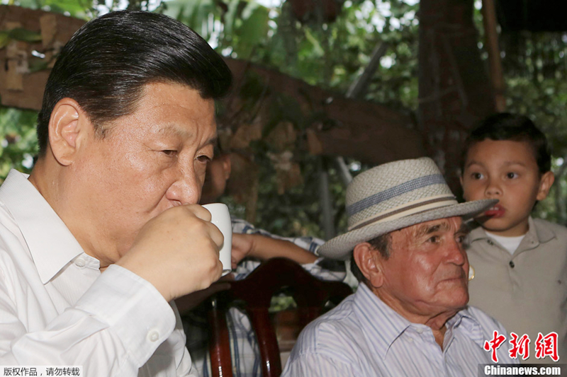 Presidente chino Xi Jinping visita una familia de campesino en Costa Rica 