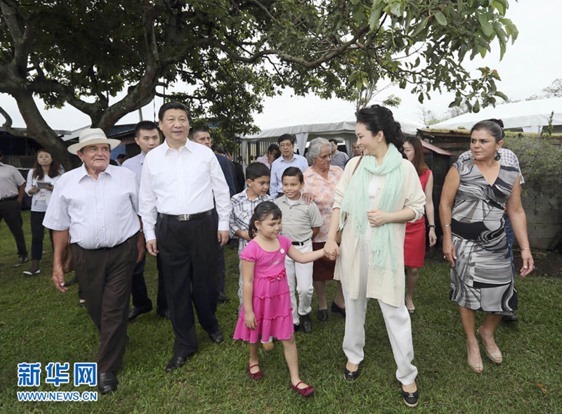 Presidente chino Xi Jinping visita una familia de campesino en Costa Rica