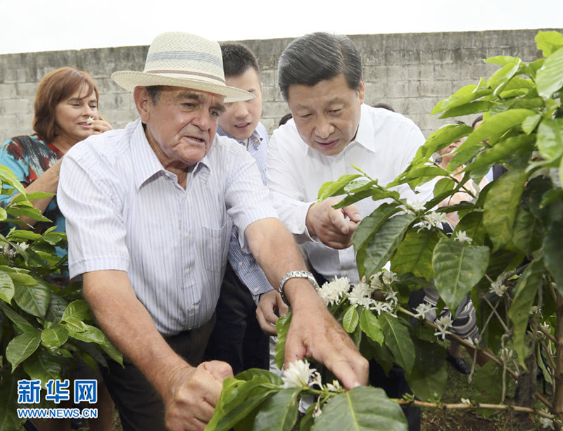 Presidente chino Xi Jinping visita una familia de campesino en Costa Rica