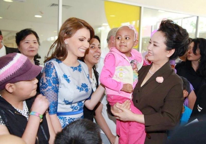 La primera dama de China Peng Liyuan visita el Hospital Infantil de México