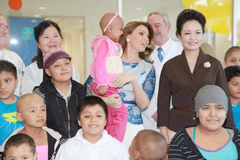 La primera dama de China Peng Liyuan visita el Hospital Infantil de México