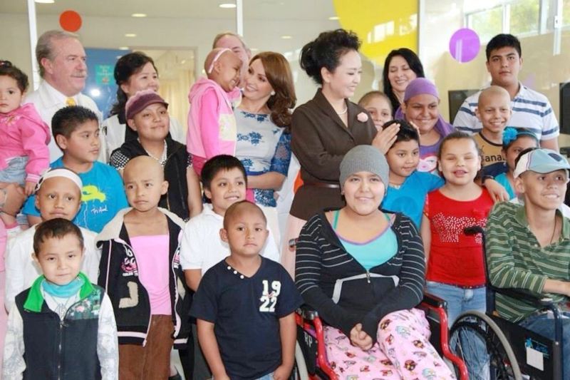 La primera dama de China Peng Liyuan visita el Hospital Infantil de México