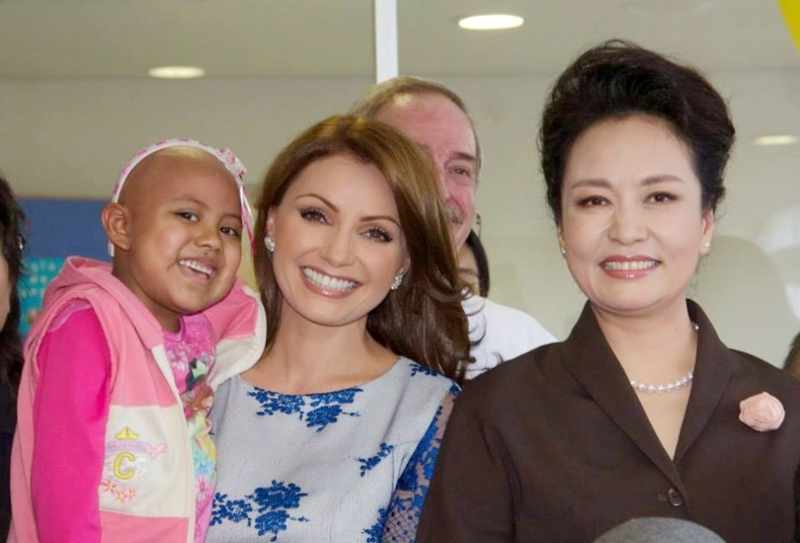 La primera dama de China Peng Liyuan visita el Hospital Infantil de México