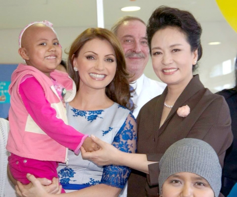 La primera dama de China Peng Liyuan visita el Hospital Infantil de México