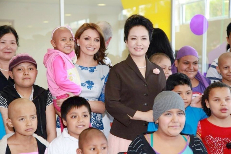 La primera dama de China Peng Liyuan visita el Hospital Infantil de México