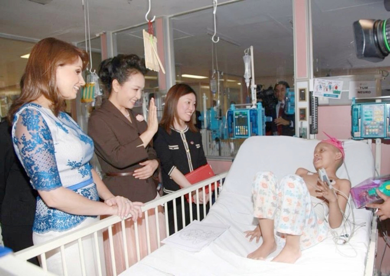 La primera dama de China Peng Liyuan visita el Hospital Infantil de México