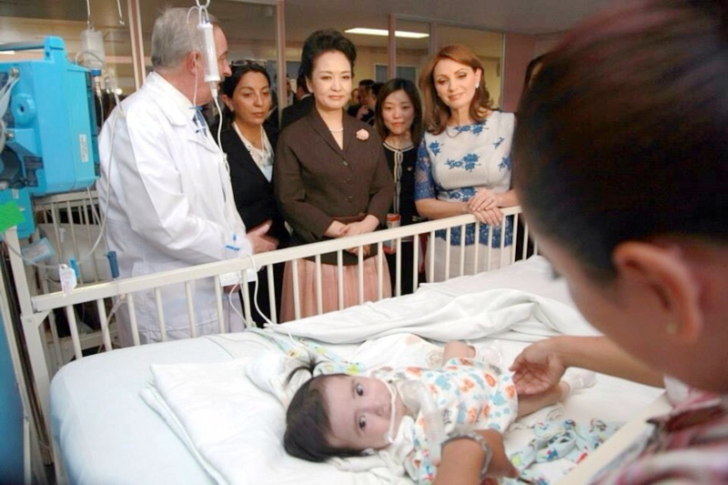 La primera dama de China Peng Liyuan visita el Hospital Infantil de México