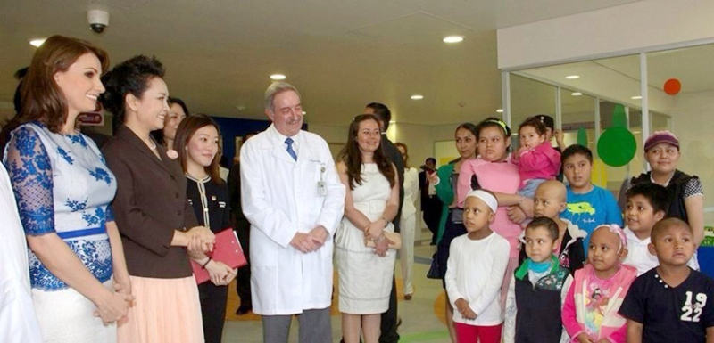 La primera dama de China Peng Liyuan visita el Hospital Infantil de México