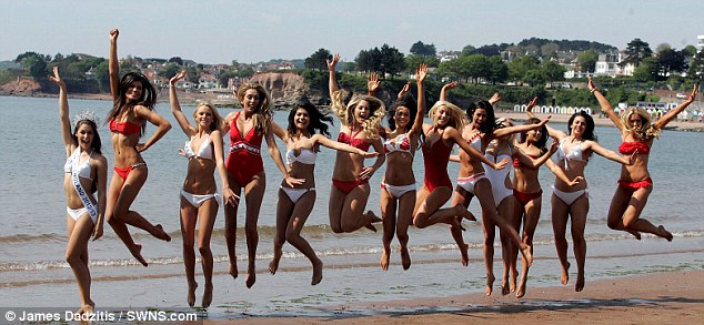 Las finalistas del concurso Miss England posan en bikinis 8