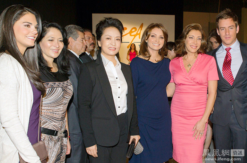 La esposa de presidente chino Peng Liyuan visita Televisiva de México 
