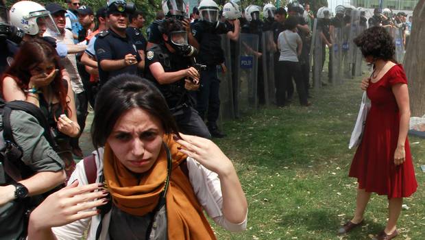 “La mujer de rojo” el icono involuntario de las protestas turcas