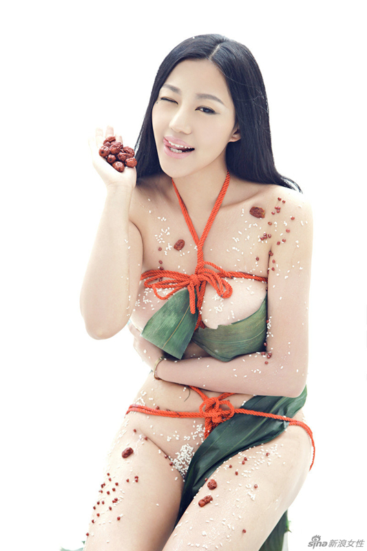 Sexy chica china posa semidesnuda para felicitar el Festival del Bote del dragón