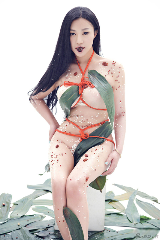 Sexy chica china posa semidesnuda para felicitar el Festival del Bote del dragón