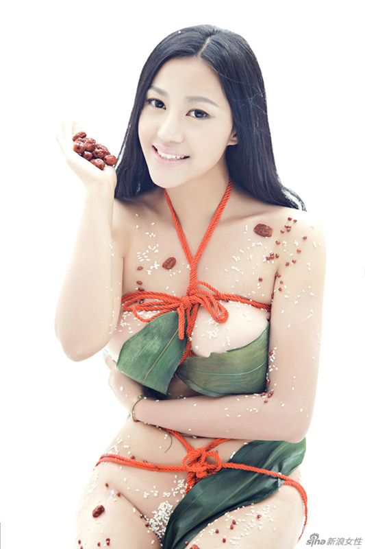 Sexy chica china posa semidesnuda para felicitar el Festival del Bote del dragón
