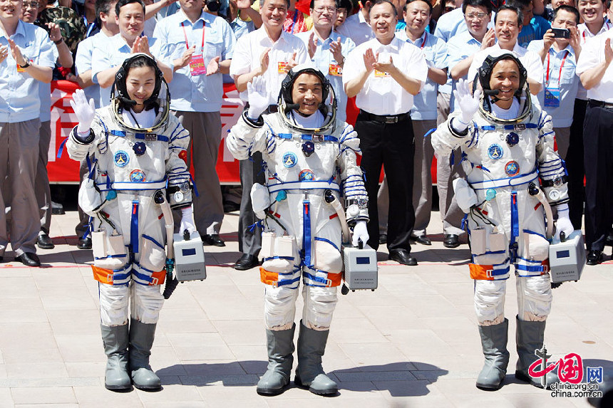 Se celebra la ceremonia de despedida para taikonautas de Shenzhou-X