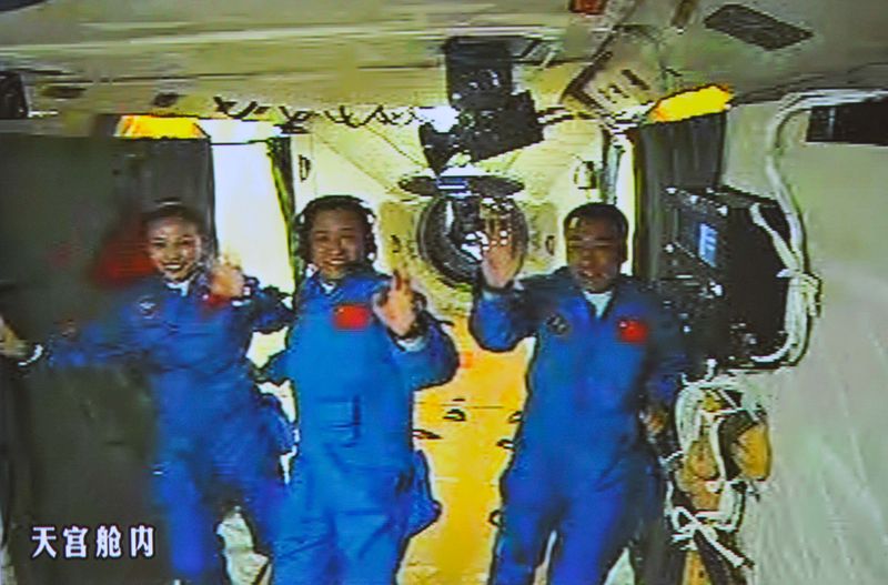 Astronautas del Shenzhou-10 entran en Tiangong-1 67