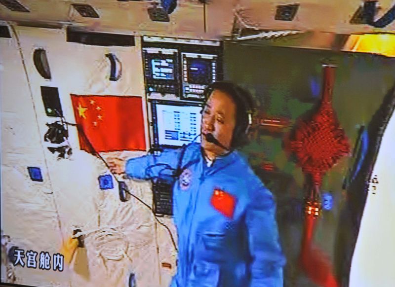 Astronautas del Shenzhou-10 entran en Tiangong-1 5