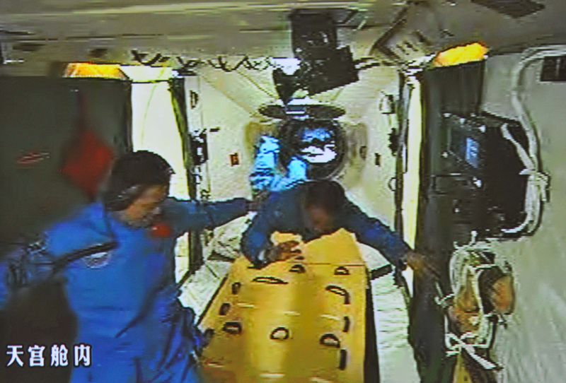 Astronautas del Shenzhou-10 entran en Tiangong-1 2