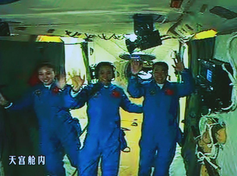 Astronautas del Shenzhou-10 entran en Tiangong-1 1