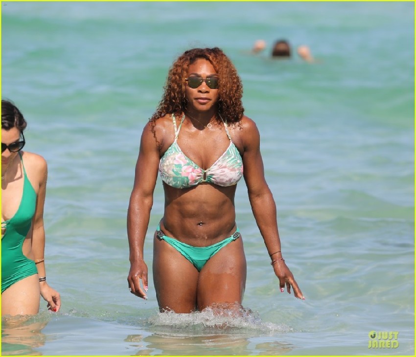 Tenista Serena Williams en la playa de Miam con bikini