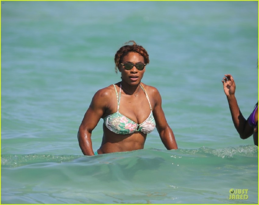Tenista Serena Williams en la playa de Miam con bikini