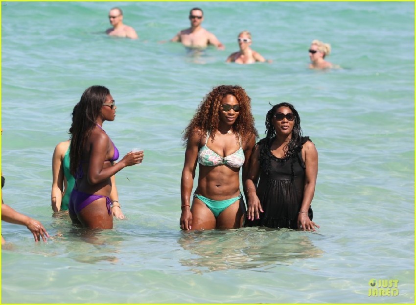 Tenista Serena Williams en la playa de Miam con bikini