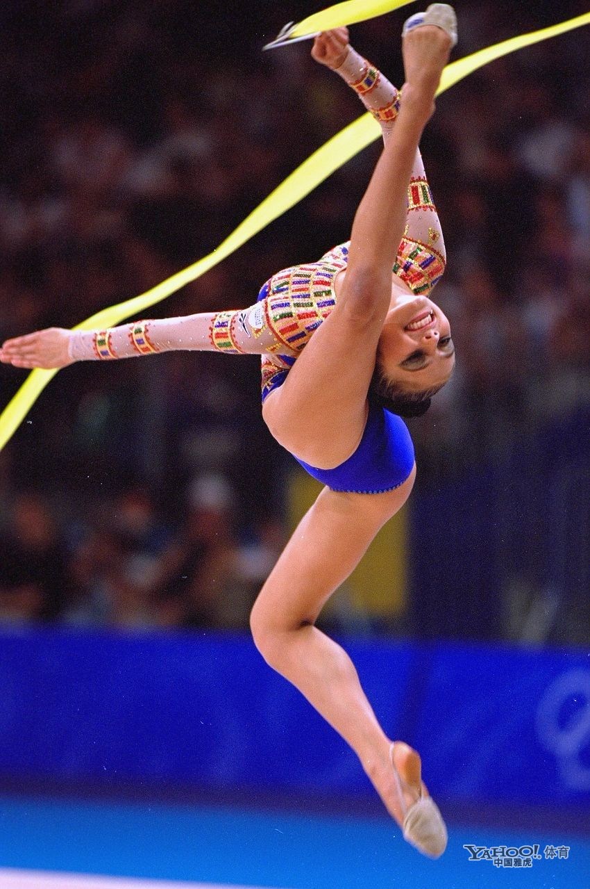 Las mujeres deportistas con piernas largas y bellas