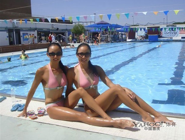 Las mujeres deportistas con piernas largas y bellas