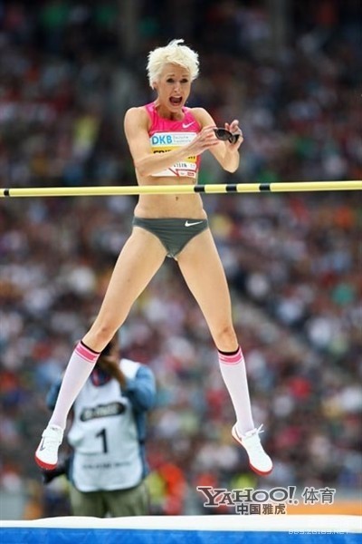Las mujeres deportistas con piernas largas y bellas