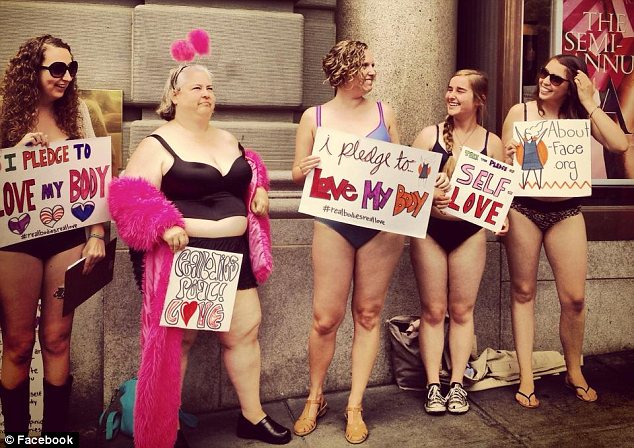 Chicas “gordas” protestan contra Victoria´s Secret por promover cuerpos perfectos