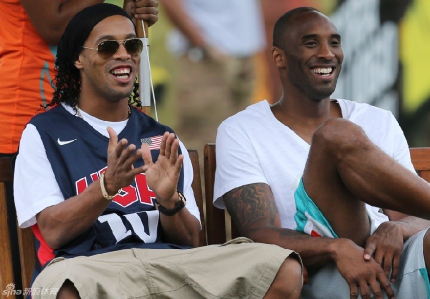 Ronaldinho y Kobe Bryant ven el partido de fútbol juntos en Río Janeiro