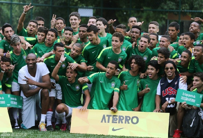 Ronaldinho y Kobe Bryant ven el partido de fútbol juntos en Río Janeiro