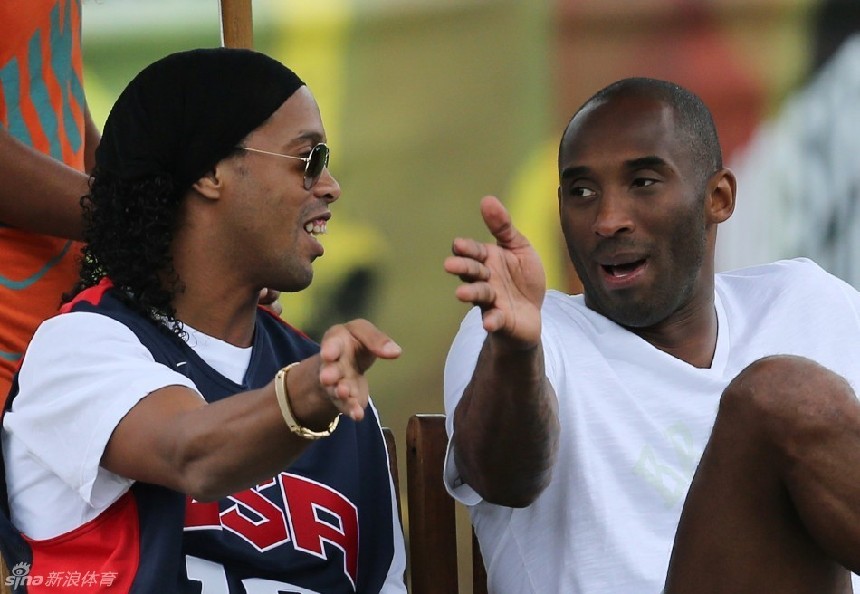 Ronaldinho y Kobe Bryant ven el partido de fútbol juntos en Río Janeiro