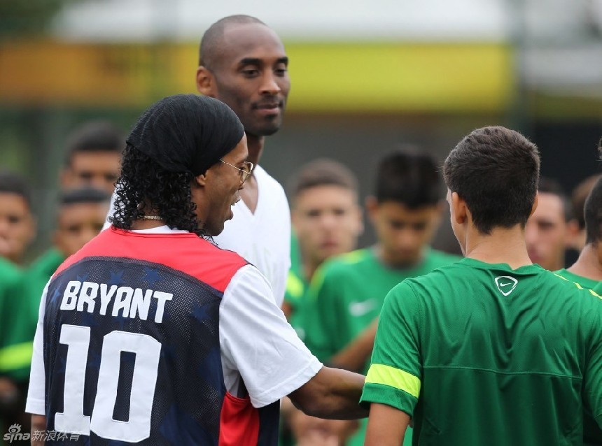 Ronaldinho y Kobe Bryant ven el partido de fútbol juntos en Río Janeiro