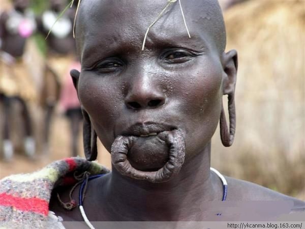 Vestimenta extraña en Africa