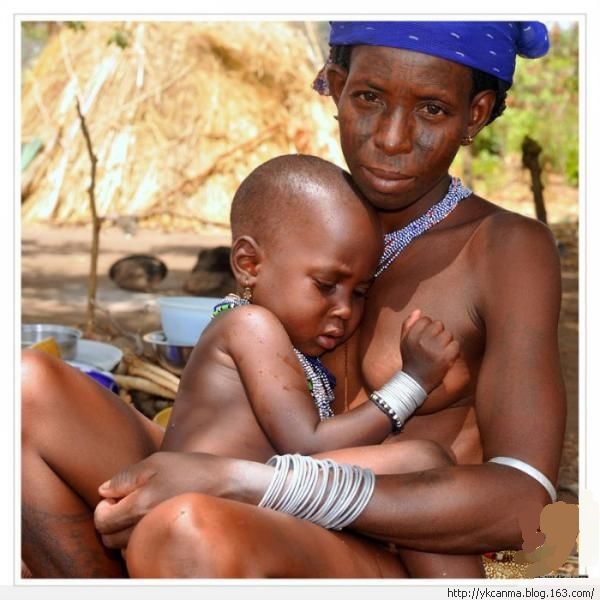 Vestimenta extraña en Africa