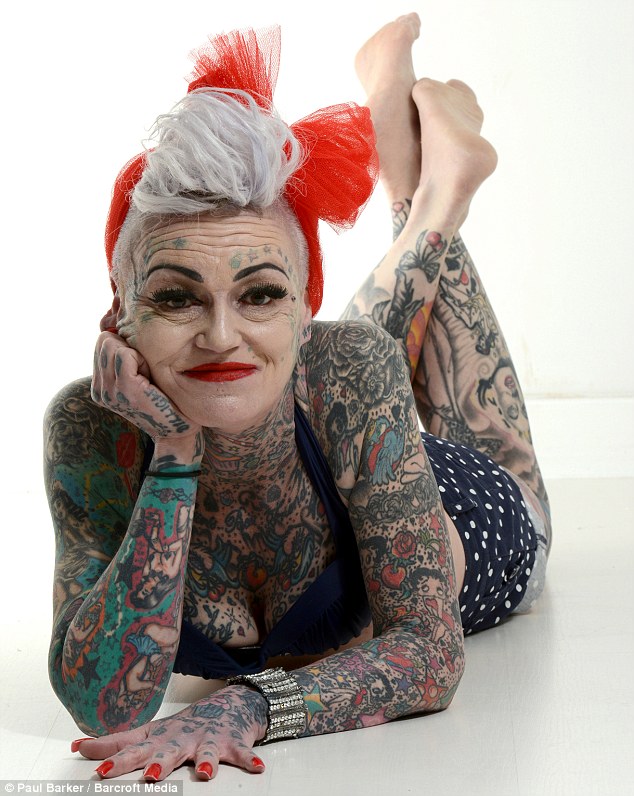 Mujer divorciada se declara adicta a los tatuajes que alejan a los hombres