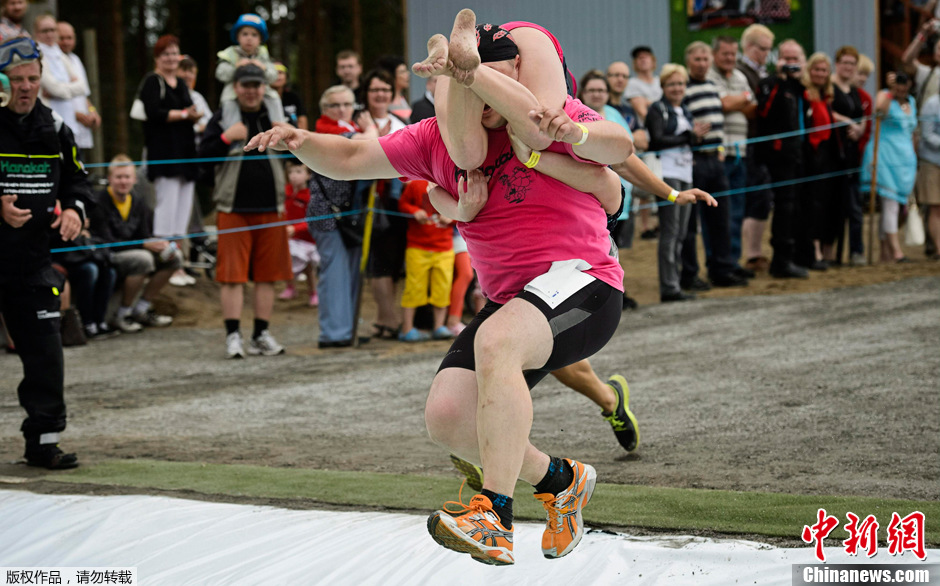 Carrera de llevar a la mujer a cuestas en Finlandia 1