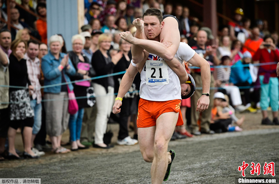 Carrera de llevar a la mujer a cuestas en Finlandia 4