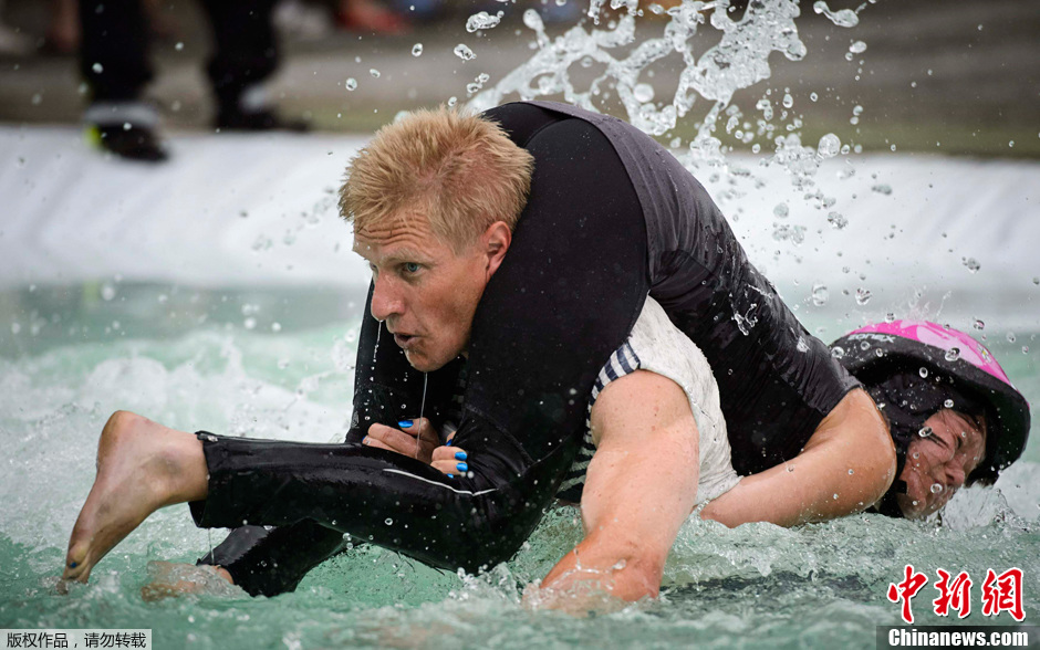 Carrera de llevar a la mujer a cuestas en Finlandia 6